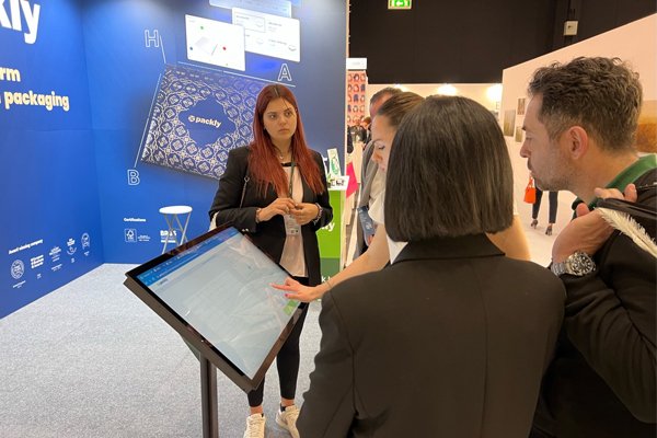 visitatori allo stand Packly